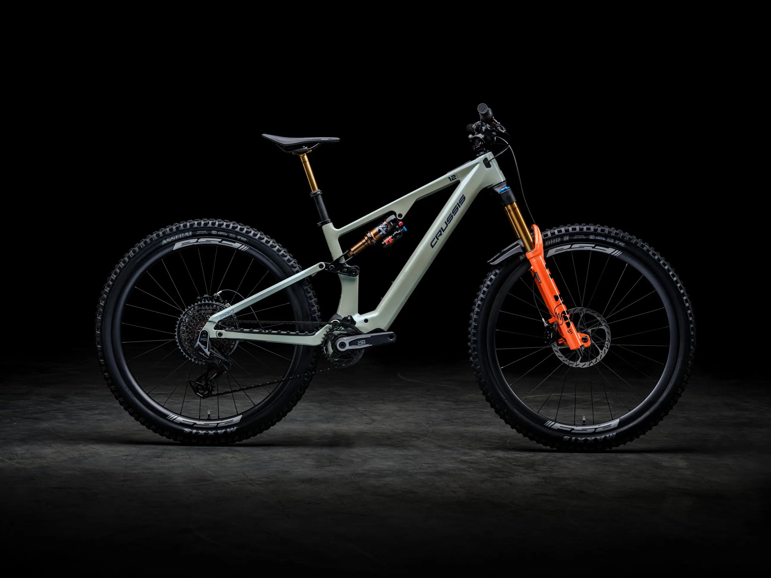 Crussis e-Full 12.11-PRO Mountain bike with orange accents on a dark background
