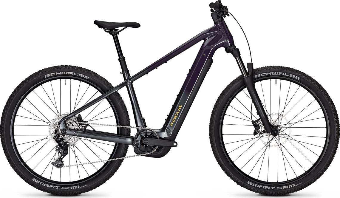 Purple/Red Focus Jarifa ² 6.7 electric bicycle on a transparent background