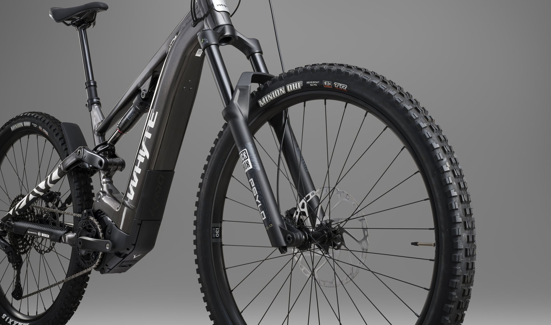 Kado S Gloss Dark Silver Front threequarters fork crop