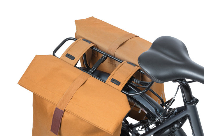 BASIL - CITY DOUBLE BAG in camo brown on bike