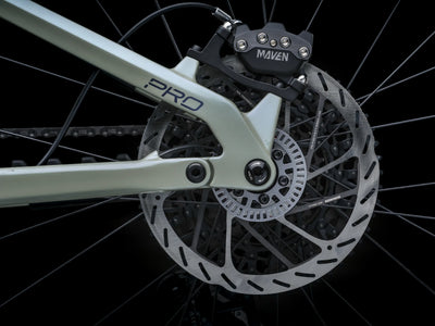 Close-up of Crussis e-Full 12.11-PRO wheel with disc brake and 'Maven' branding on a black background