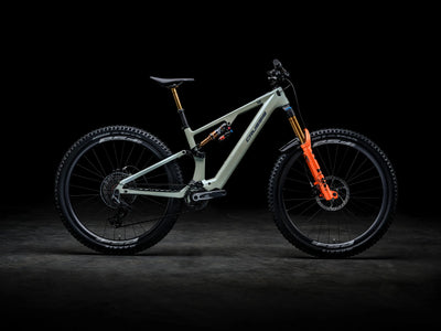 Crussis e-Full 12.11-PRO Mountain bike with orange accents on a dark background
