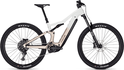 Focus Jam² 6.7 800Wh E-Mountain Bike with white frame and black tyres on a transparent background