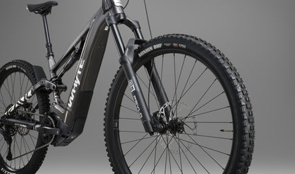 Kado S Gloss Dark Silver Front threequarters fork crop