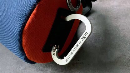 Ulac Neo Porter Coursier Pulse Handelbar Roll 1.1 L in Navy/Orange Karabiner Close Up