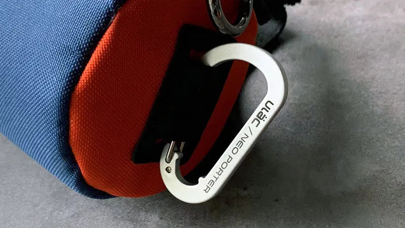 Ulac Neo Porter Coursier Pulse Handelbar Roll 1.1 L in Navy/Orange Karabiner Close Up